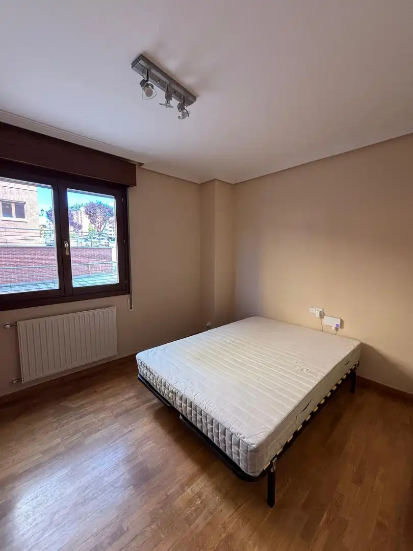 Dormitori de Pis en venda en Oviedo  amb Calefacció, Parquet i Traster