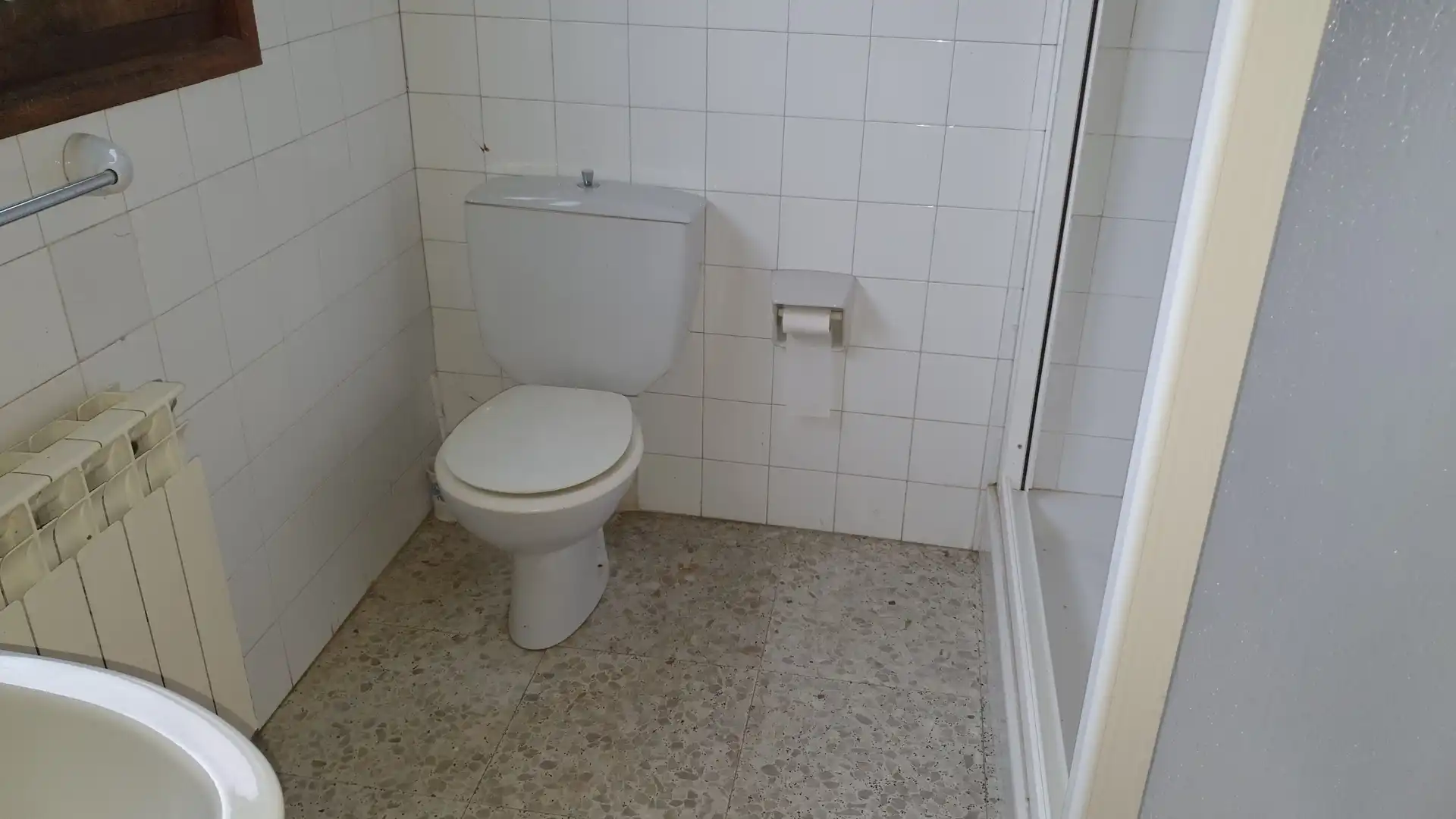 Bany de Casa adosada en venda en Cabrales amb Calefacció, Terrassa i Balcó