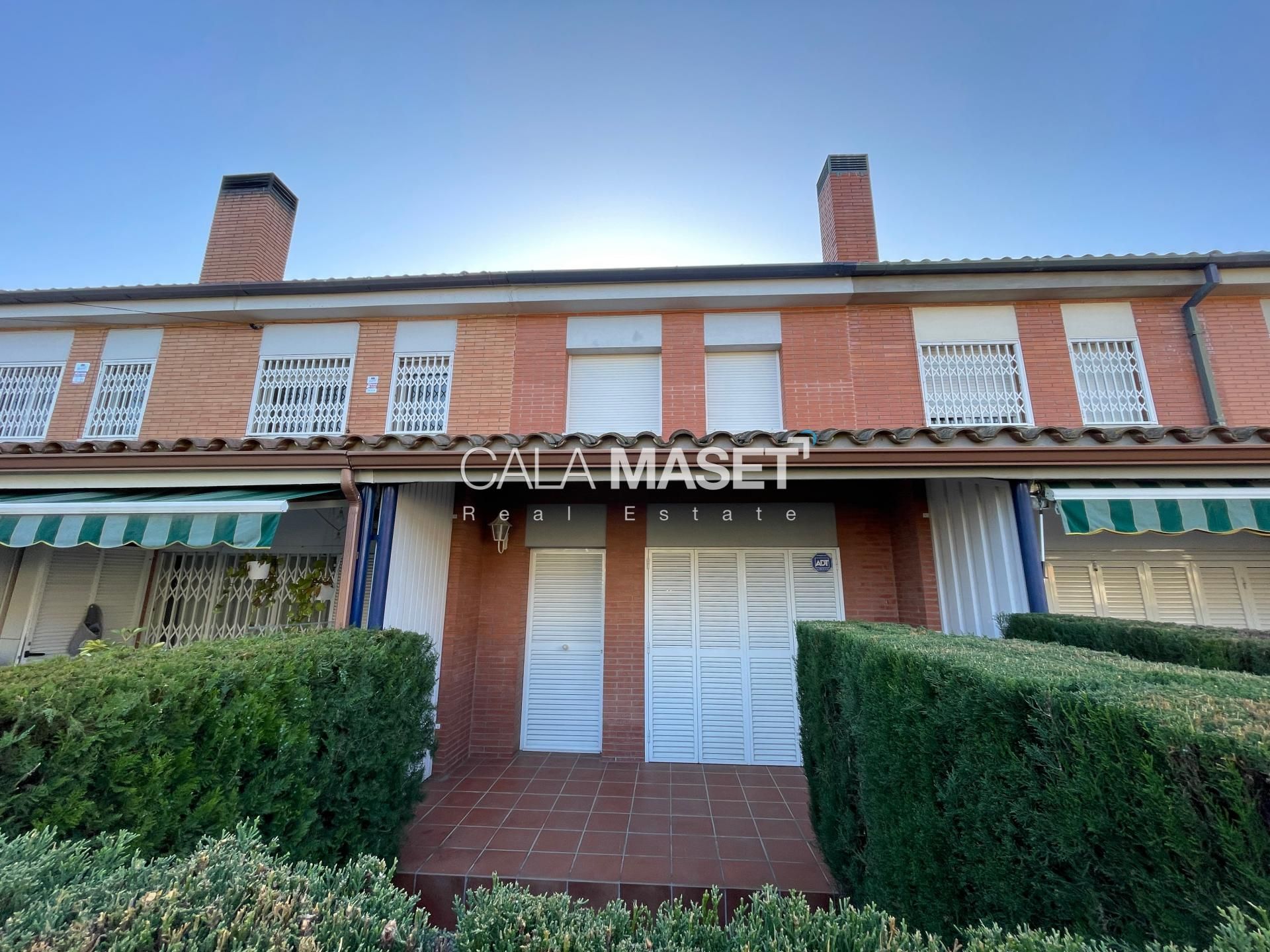 Vista exterior de Casa adosada en venda en Castell-Platja d'Aro amb Calefacció i Jardí privat