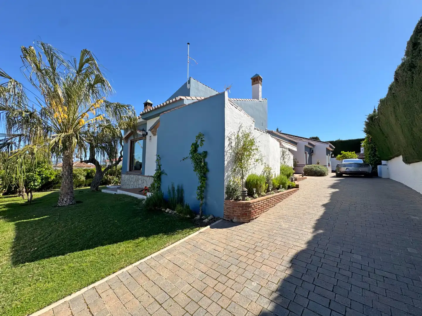 Vista exterior de Casa o xalet en venda en Alhaurín de la Torre amb Aire condicionat, Calefacció i Jardí privat
