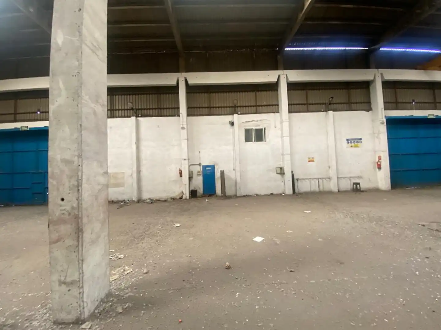 Vista exterior de Nave industrial en venta en Pinto