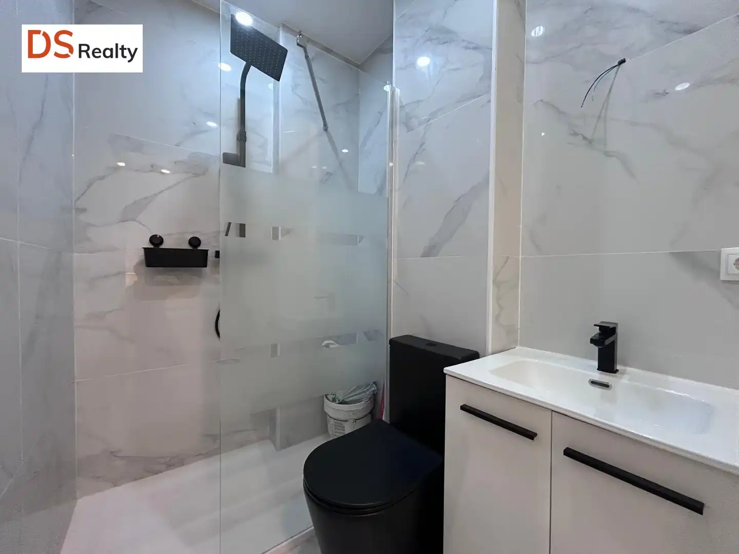Ground floor with lift for sale in Calle ARTISTAS, imagen 7