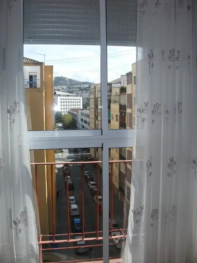 Dormitori de Apartament per a compartir en Granada amb Moblat, Forn i Rentadora