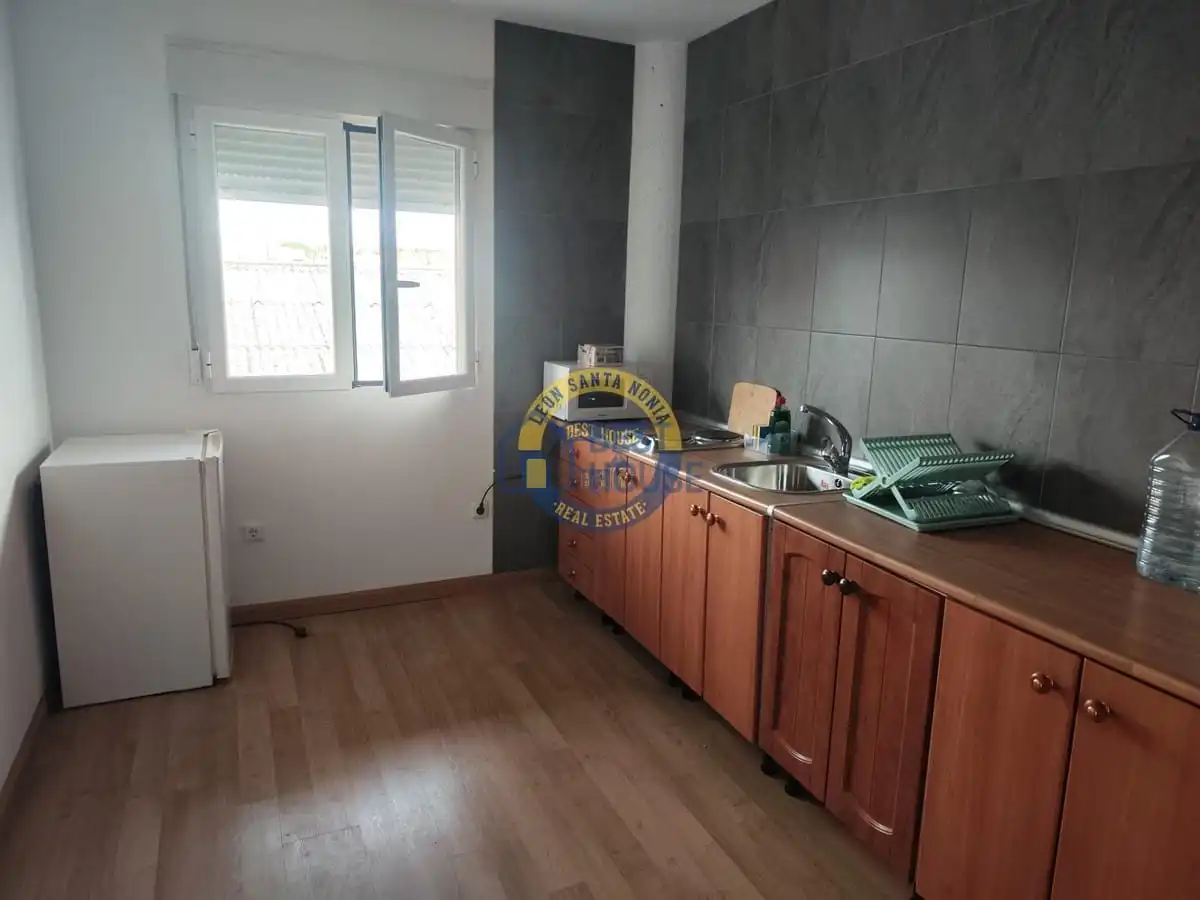 Cuina de Apartament en venda en Villaquilambre amb Parquet i Moblat
