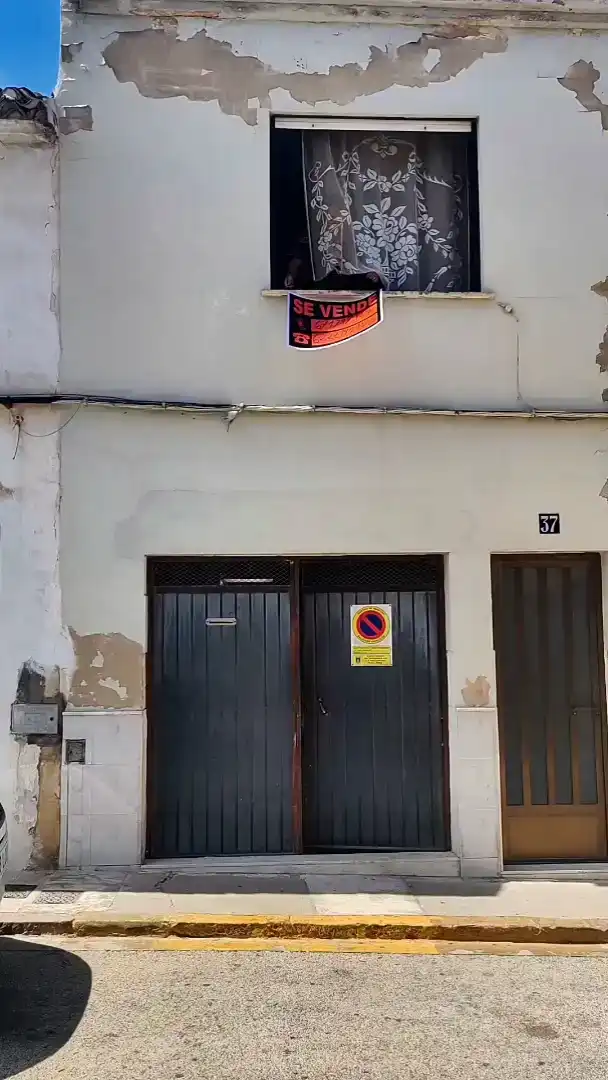 Vista exterior de Casa adosada en venda en Tavernes de la Valldigna