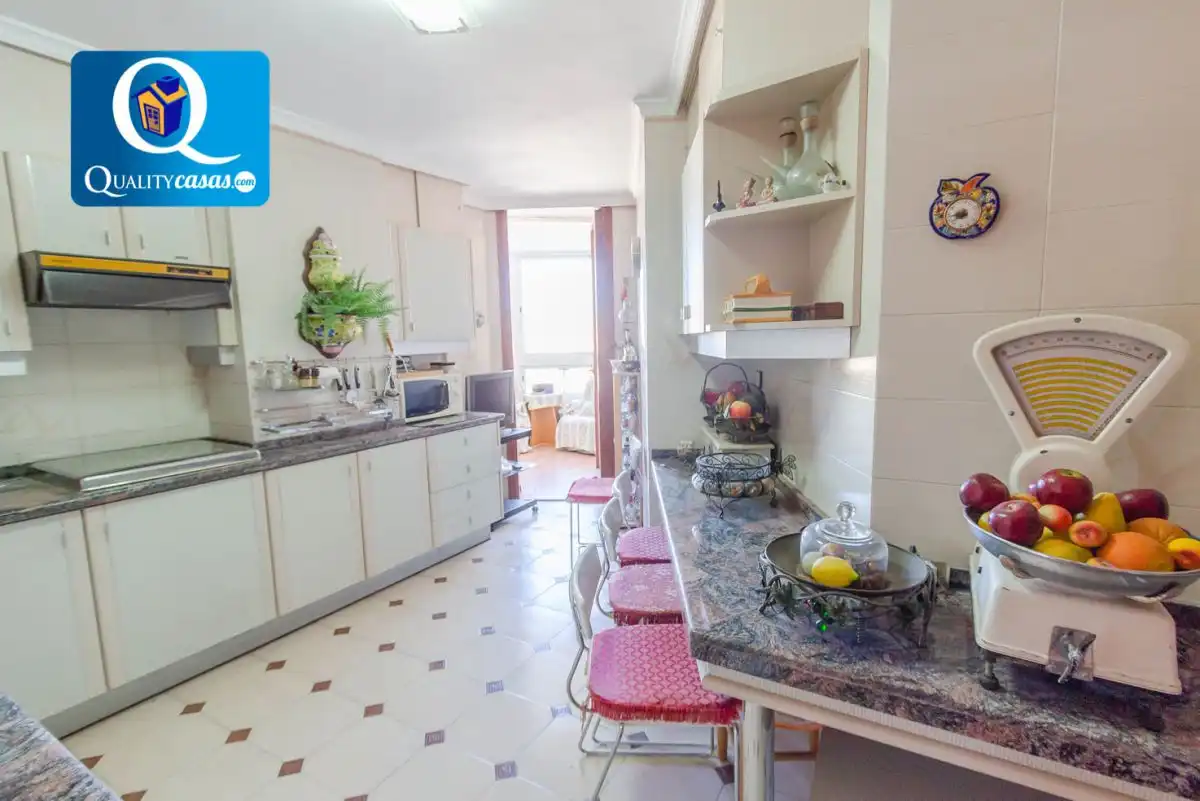Cuina de Apartament en venda en Alicante / Alacant amb Aire condicionat, Calefacció i Terrassa