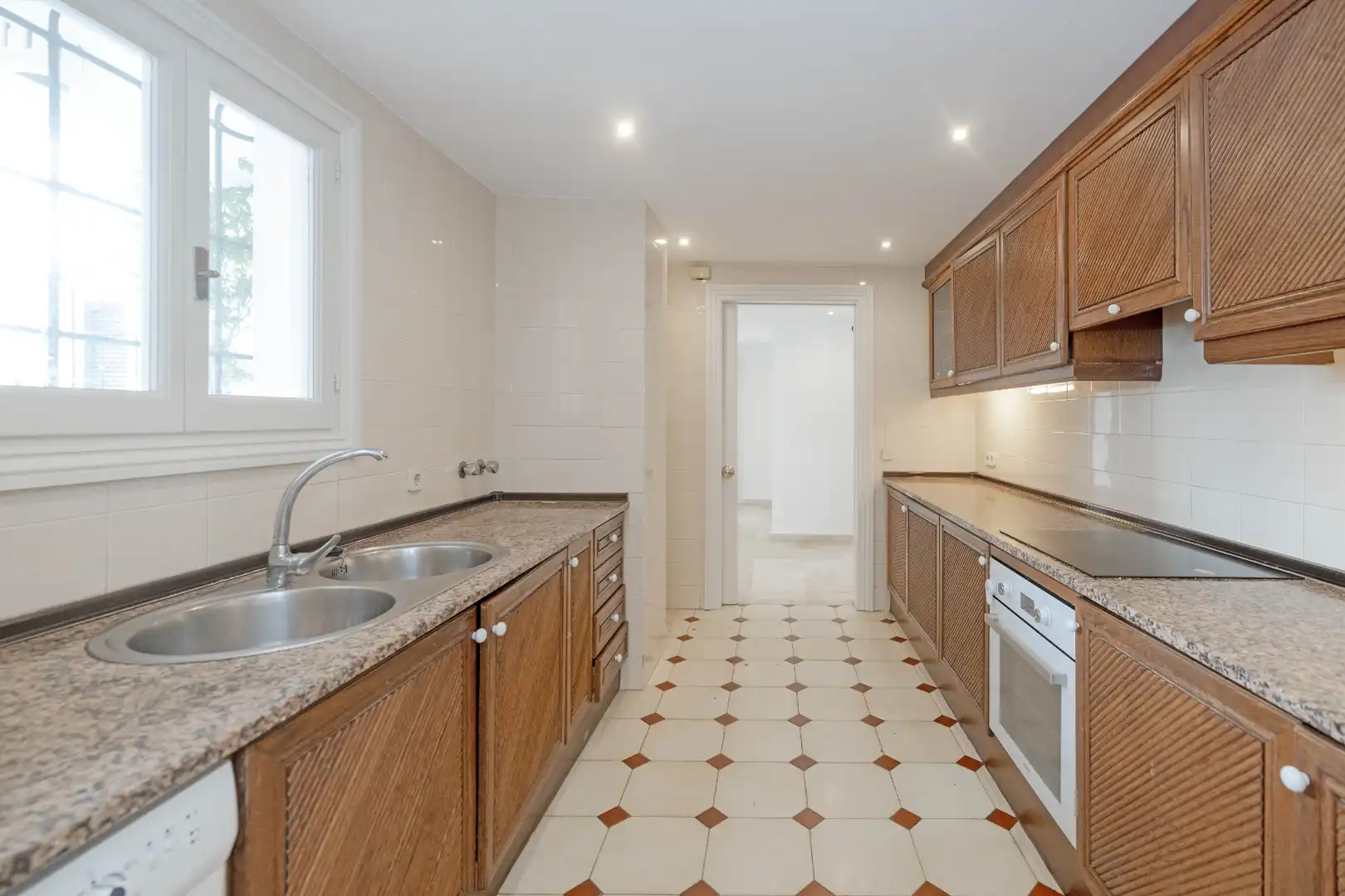 Cocina de Piso en venta en Marbella con Terraza, Trastero y Balcón
