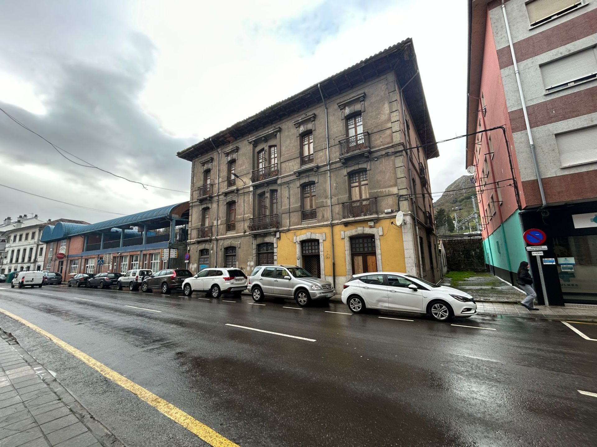 Building for sale in Parres