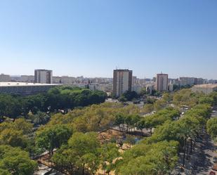 Vista exterior de Pis en venda en  Sevilla Capital amb Alarma