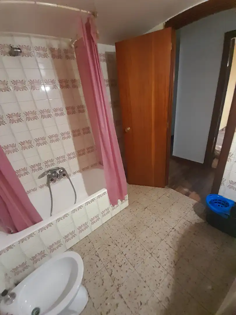 Badezimmer von Wohnung zum Verkauf in Sopela mit Balkon