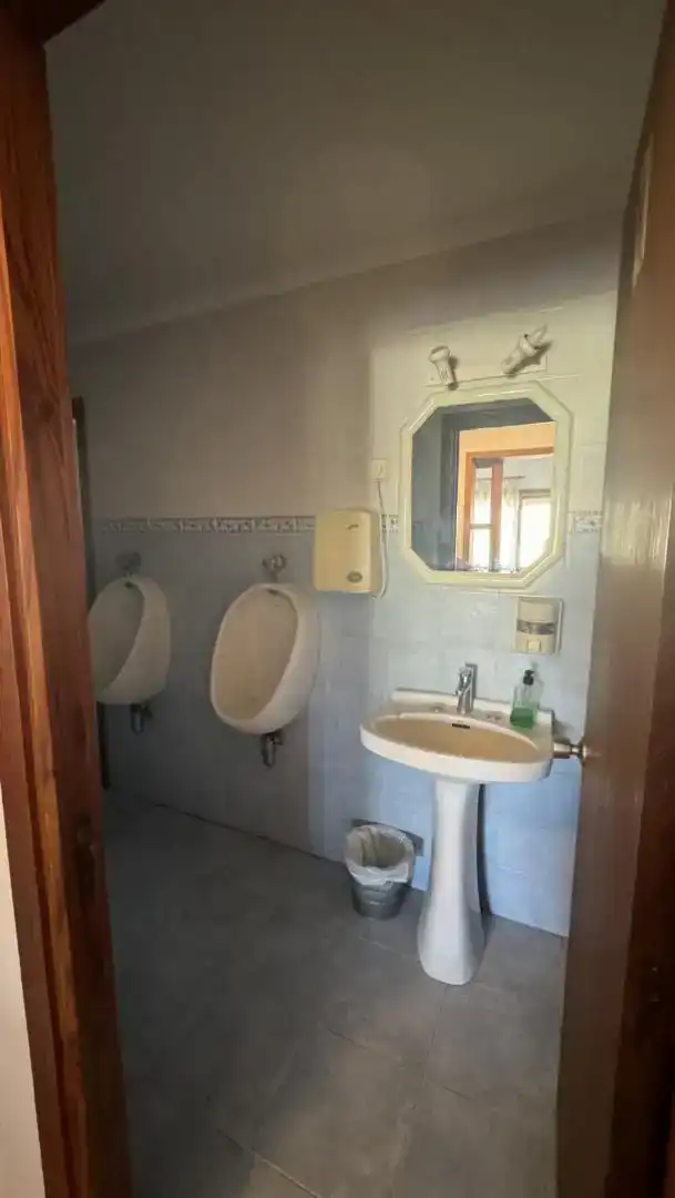 Badezimmer von Geschaftsraum zur Miete in Santa Eulària des Riu mit Klimaanlage