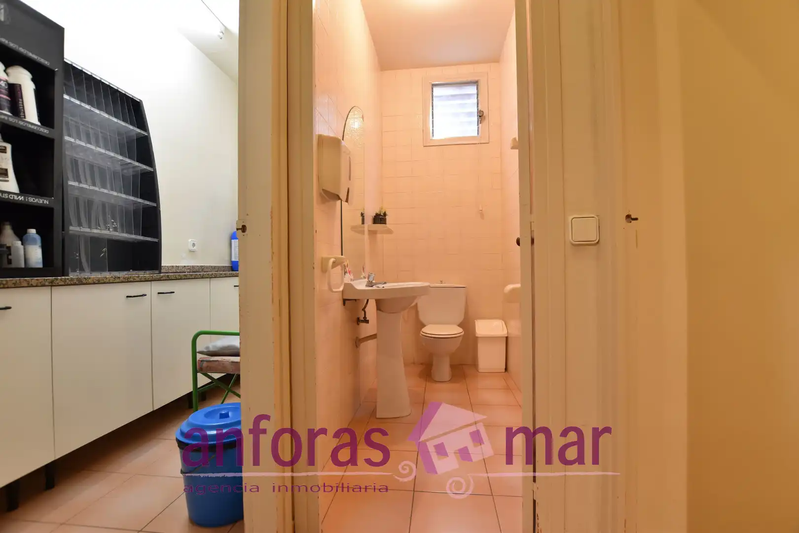 Bany de Local de lloguer en Torredembarra amb Aire condicionat, Calefacció i Moblat