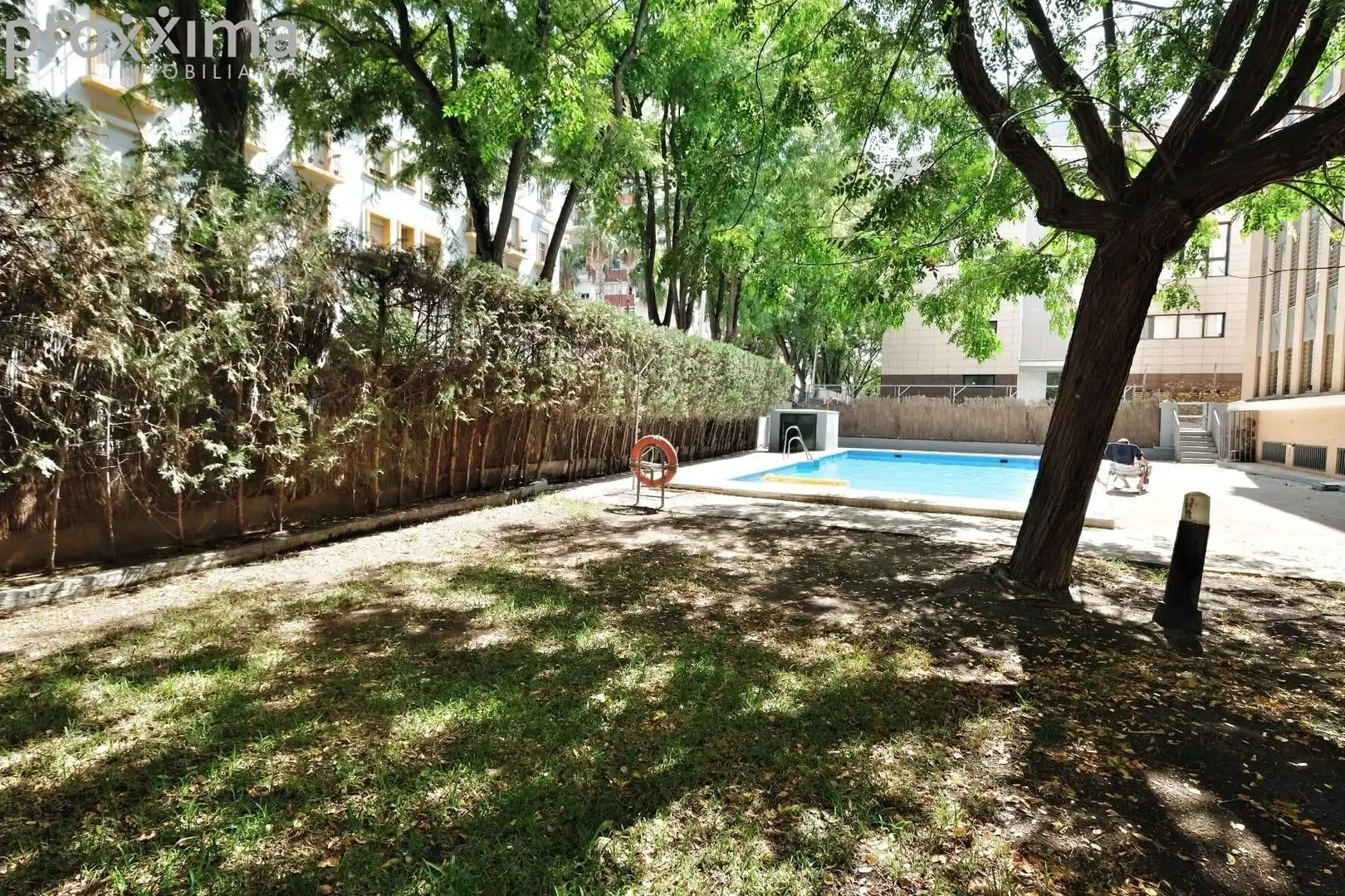 Piscina de Piso en venta en Sevilla con Aire acondicionado, Trastero y Piscina comunitaria