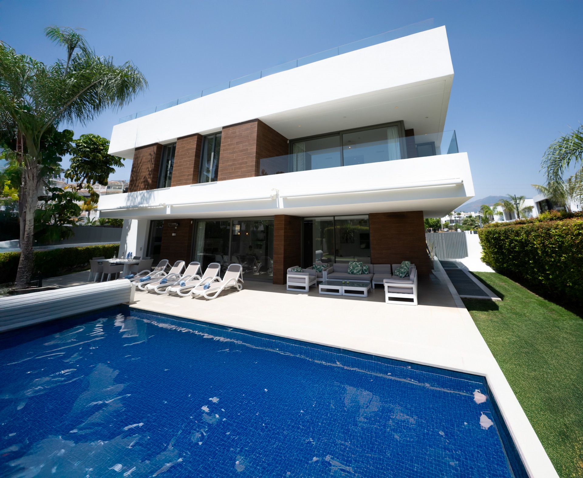 Vista exterior de Casa o xalet de lloguer en Estepona amb Aire condicionat, Jardí privat i Terrassa