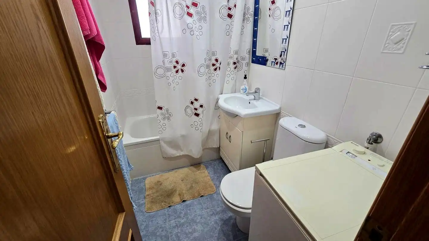 Badezimmer von Wohnung zum Verkauf in Gandia mit Klimaanlage, Terrasse und Möbliert