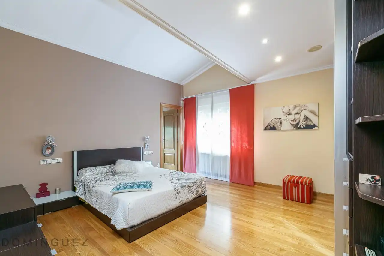Habitación de Casa o chalet en venta en Vigo  con Calefacción, Jardín privado y Parquet
