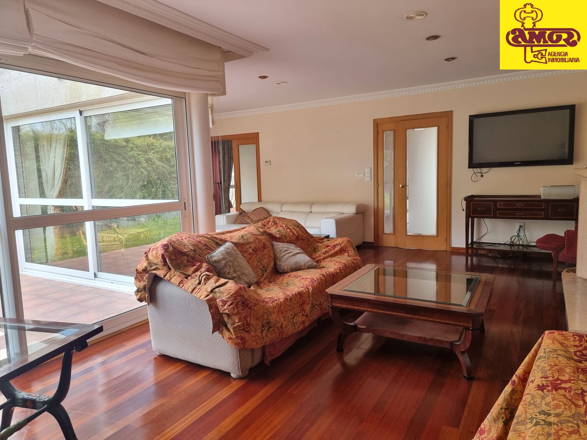 Sala d'estar de Casa o xalet en venda en Santiago de Compostela  amb Jardí privat, Terrassa i Moblat