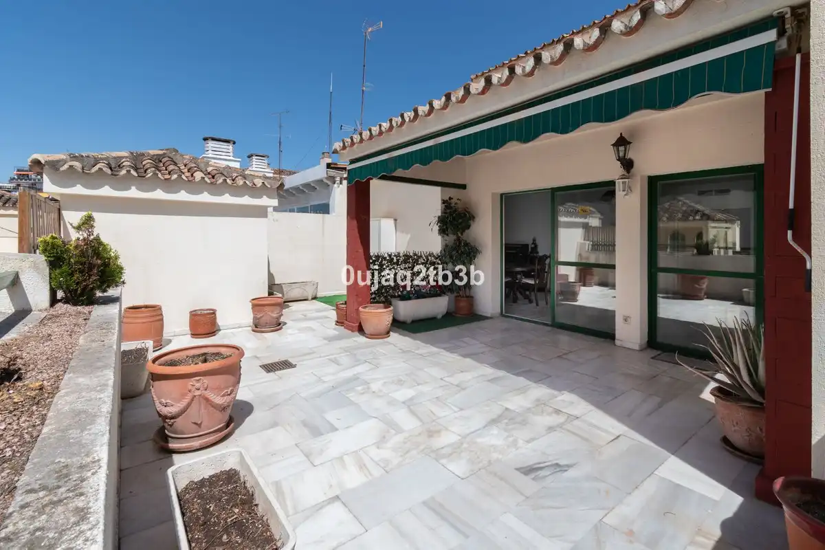 Vista exterior de Pis en venda en Marbella amb Aire condicionat, Terrassa i Traster
