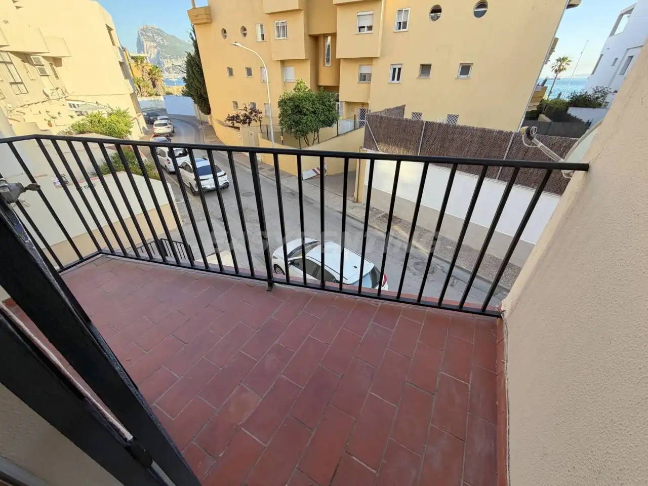 Terrassa de Pis de lloguer en La Línea de la Concepción amb Aire condicionat, Terrassa i Moblat
