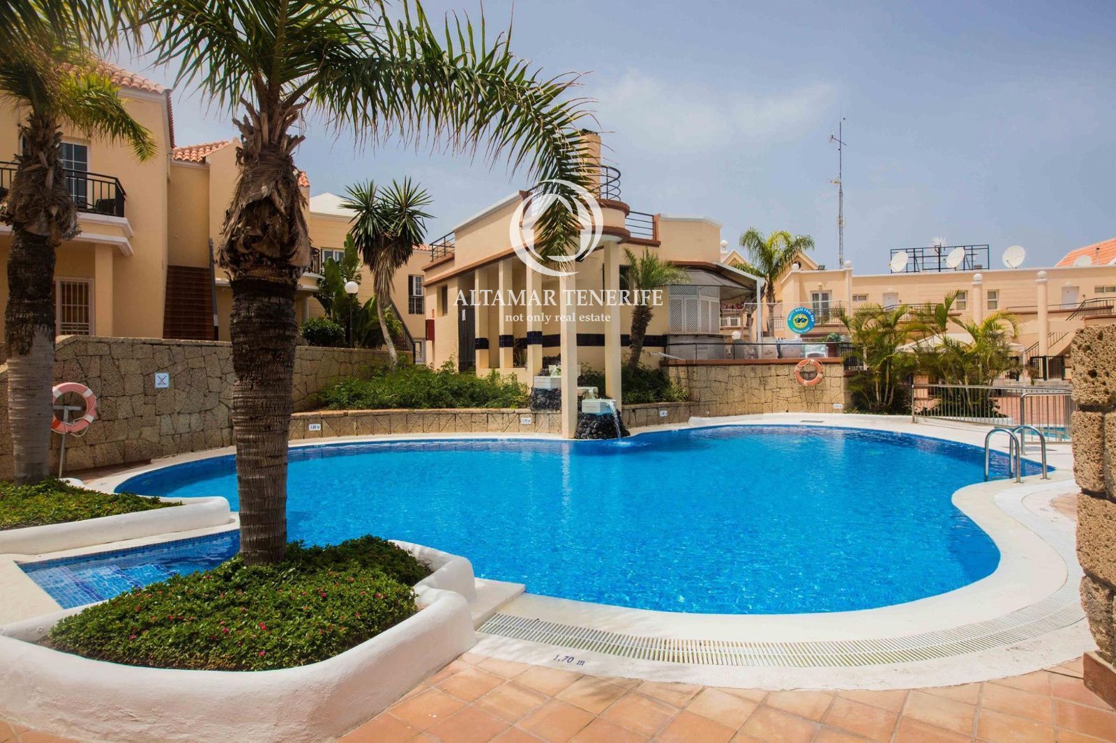 Vista exterior de Apartament en venda en Adeje amb Aire condicionat, Jardí privat i Terrassa