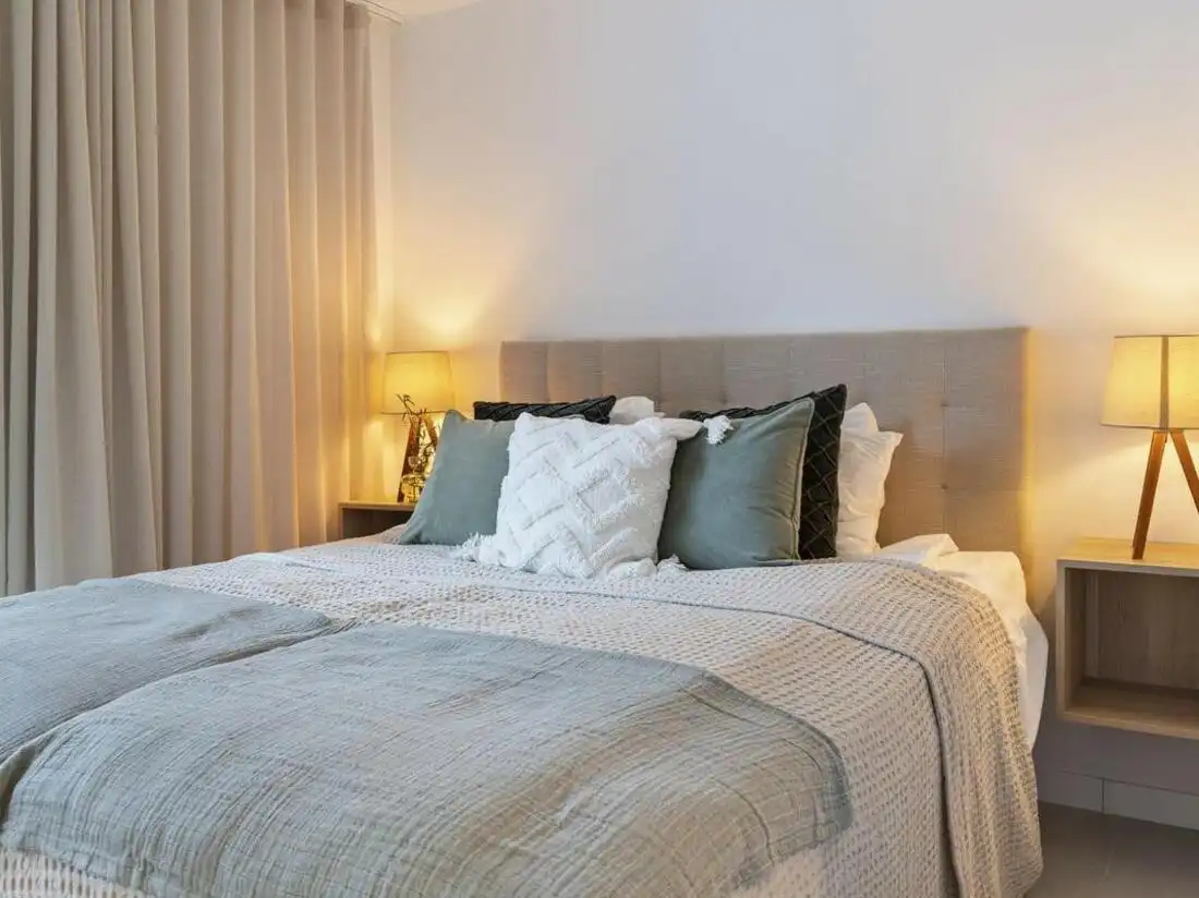 Schlafzimmer von Einfamilien-Reihenhaus zum Verkauf in Marbella mit Klimaanlage, Terrasse und Balkon