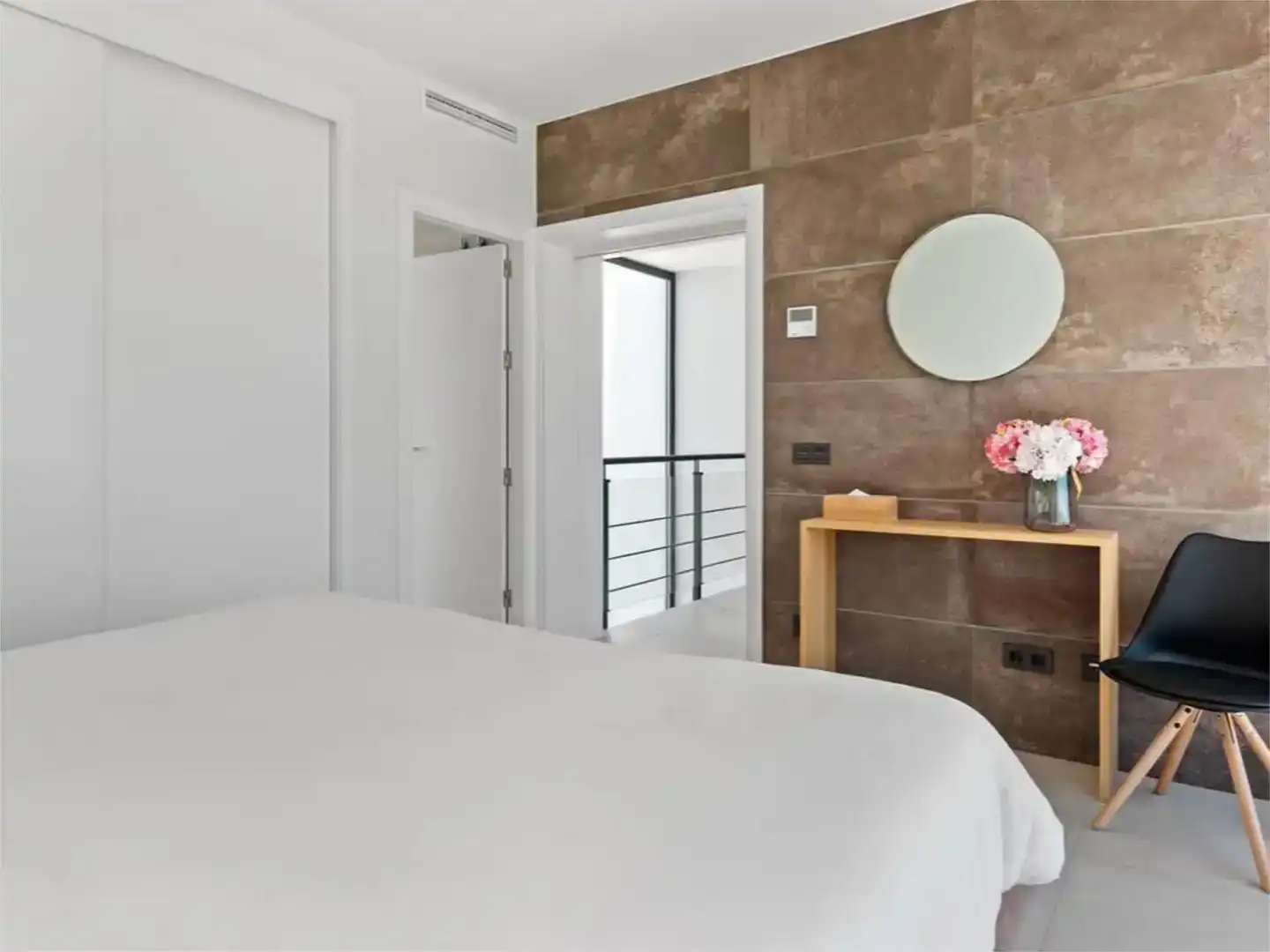 Dormitori de Casa adosada de lloguer en Estepona amb Aire condicionat, Jardí privat i Parquet