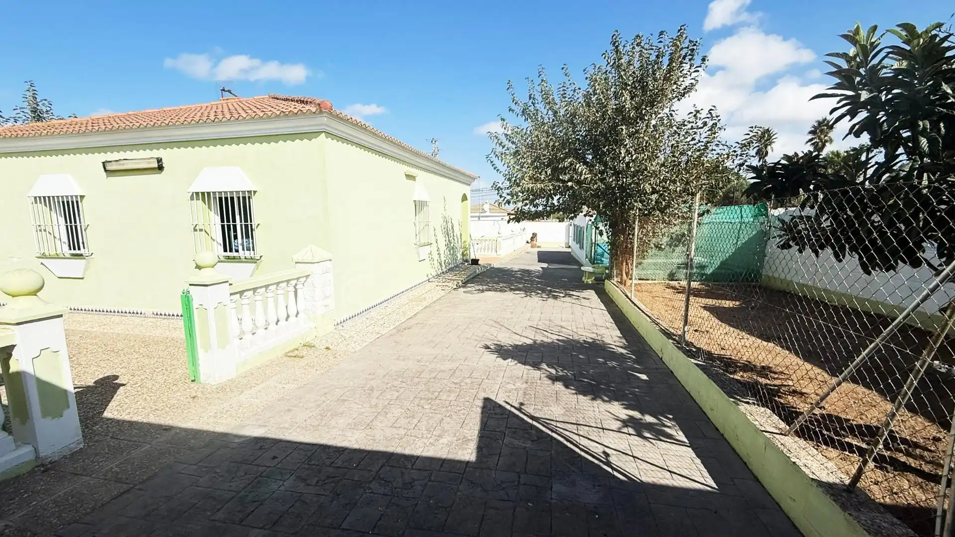 Vista exterior de Casa o xalet en venda en Chiclana de la Frontera amb Jardí privat, Terrassa i Traster