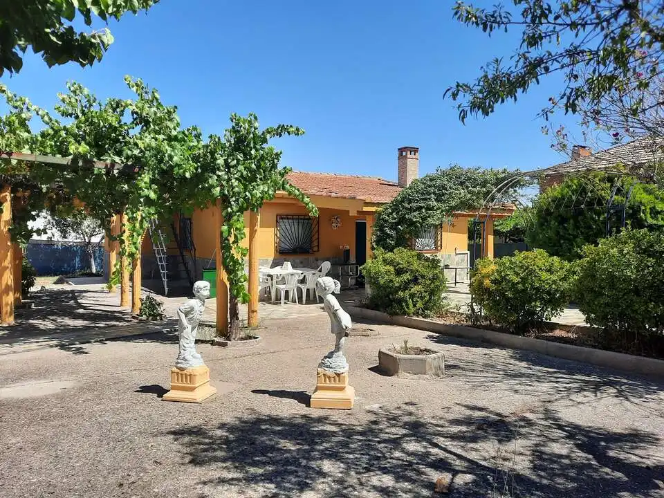 Vista exterior de Casa o chalet en venta en Escalona con Calefacción y Alarma