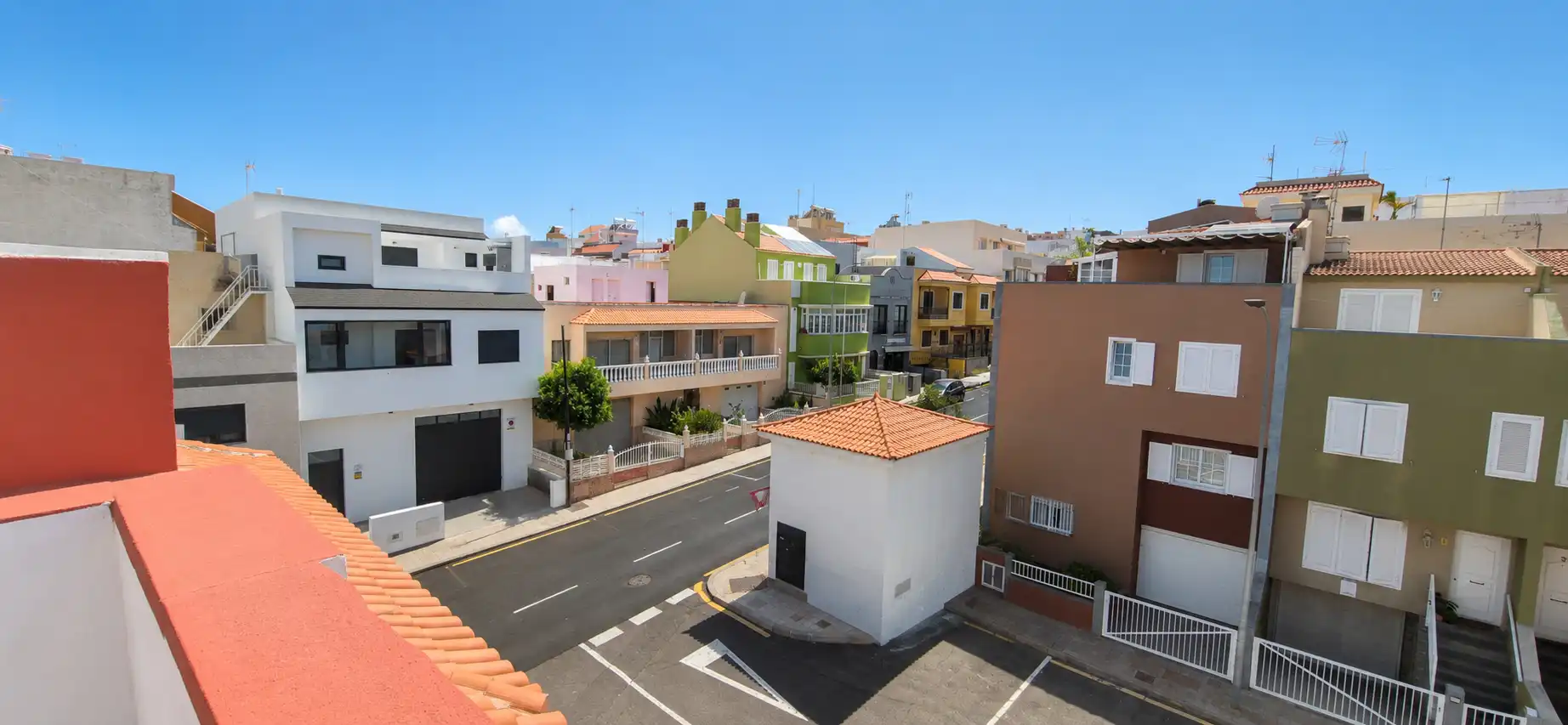 Vista exterior de Casa adosada en venda en San Cristóbal de la Laguna amb Balcó i Alarma