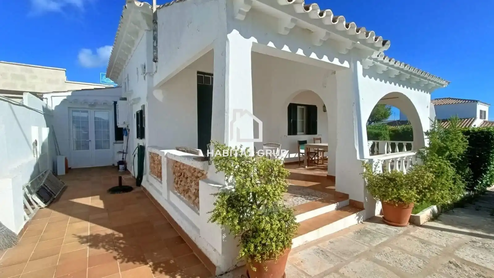 Außenansicht von Einfamilien-Reihenhaus zum Verkauf in Sant Lluís mit Heizung, Privatgarten und Terrasse
