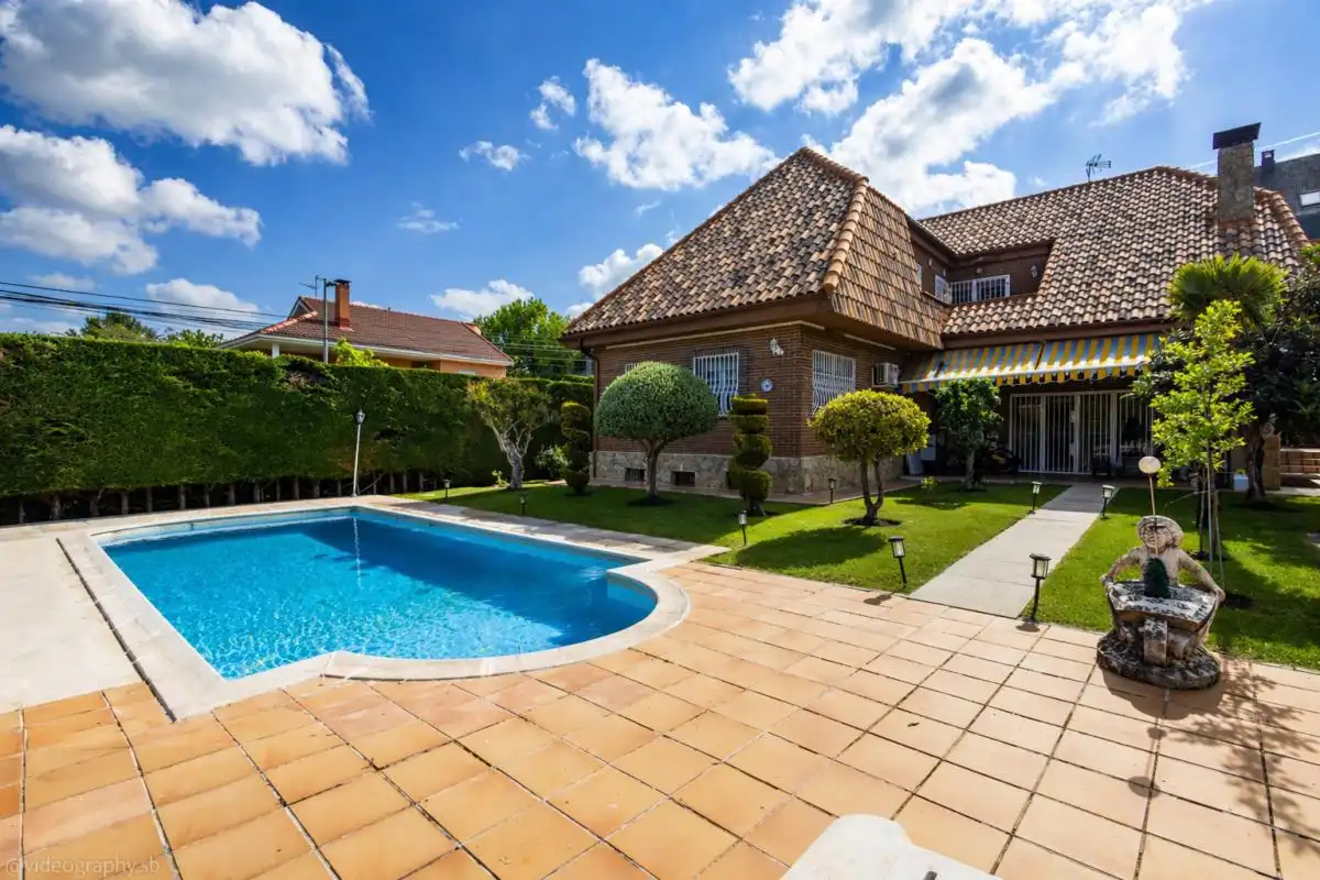 Swimming pool of Houses for sale in Móstoles  with Air Conditioner, Heating and Private garden