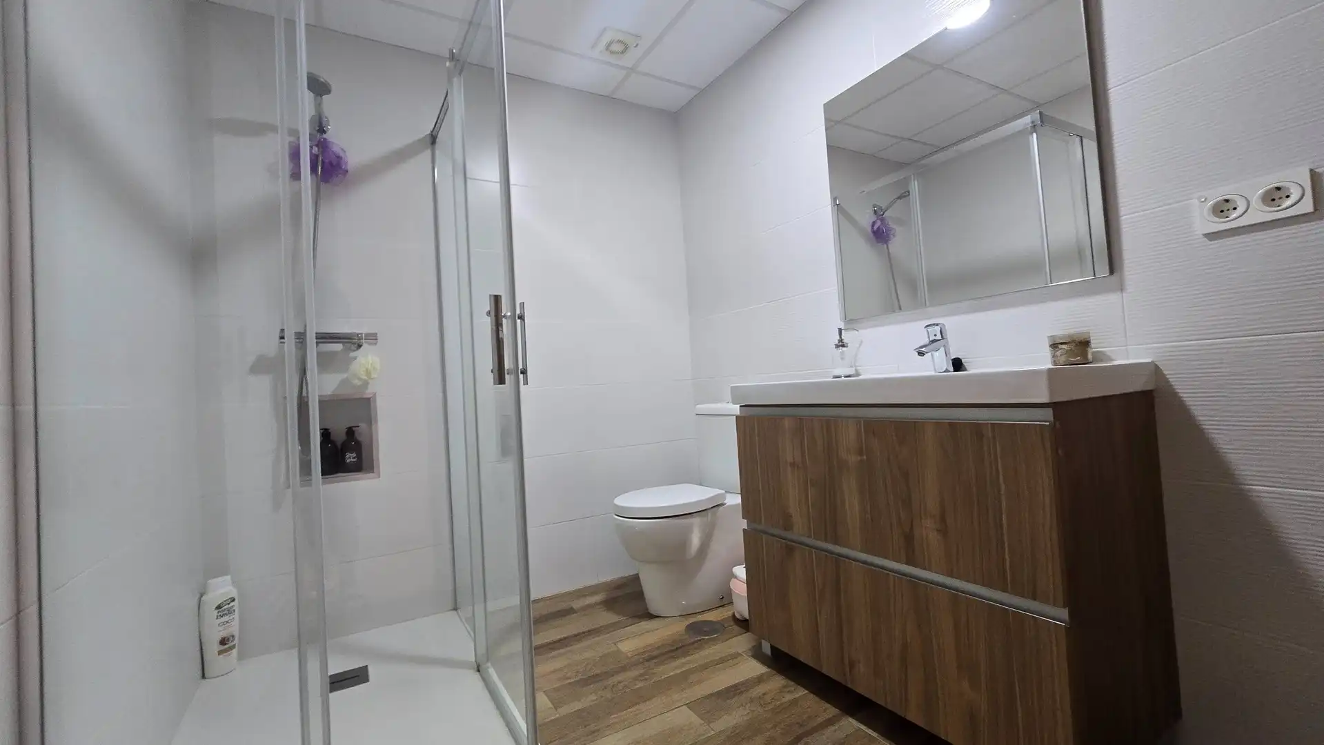 Badezimmer von Wohnungen zum Verkauf in Manilva mit Klimaanlage, Privatgarten und Terrasse