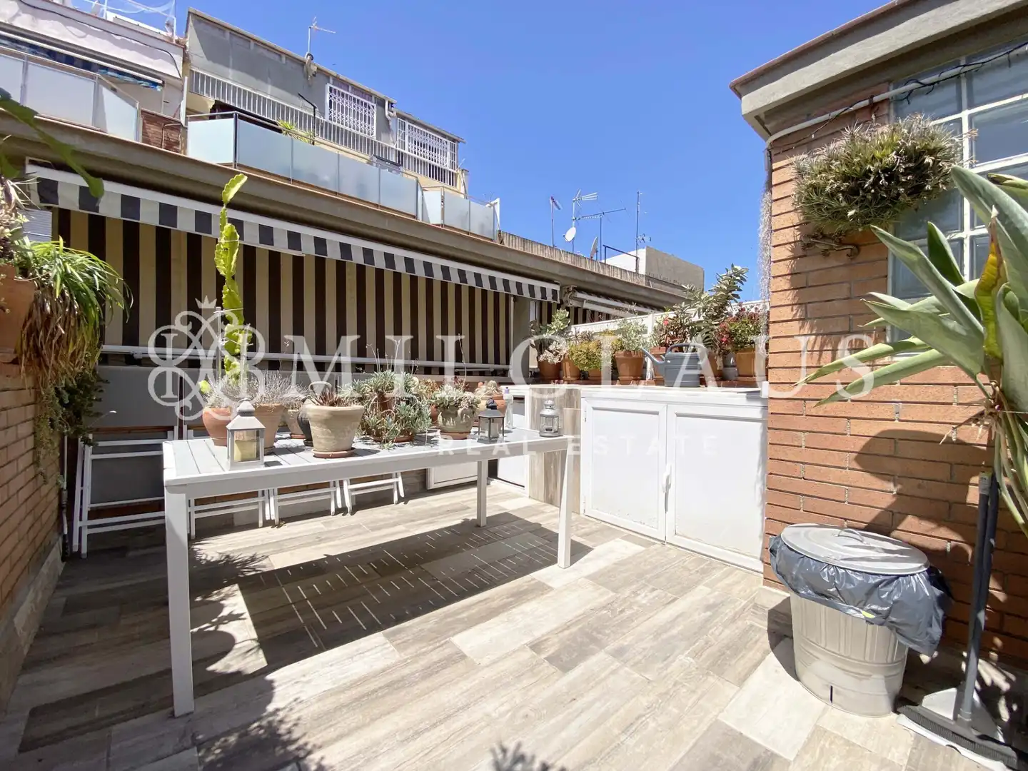 Terrasse von Einfamilien-Reihenhaus zum Verkauf in L'Hospitalet de Llobregat mit Klimaanlage, Heizung und Parkett
