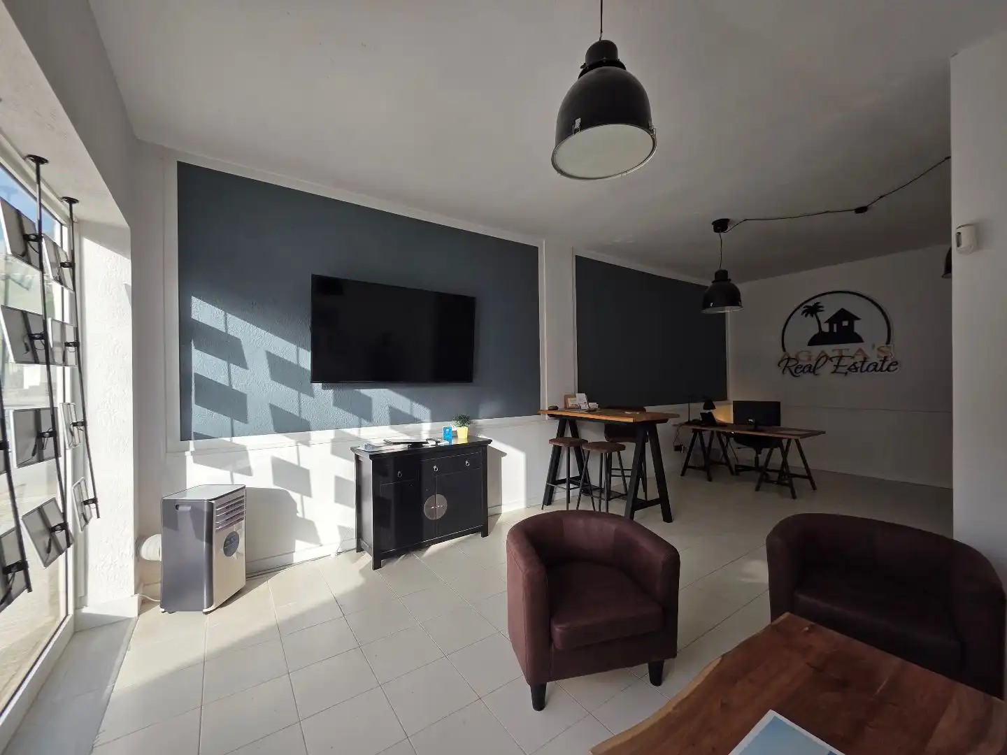 Wohnzimmer von Geschaftsraum zum Verkauf in Adeje mit Klimaanlage, Heizung und Terrasse