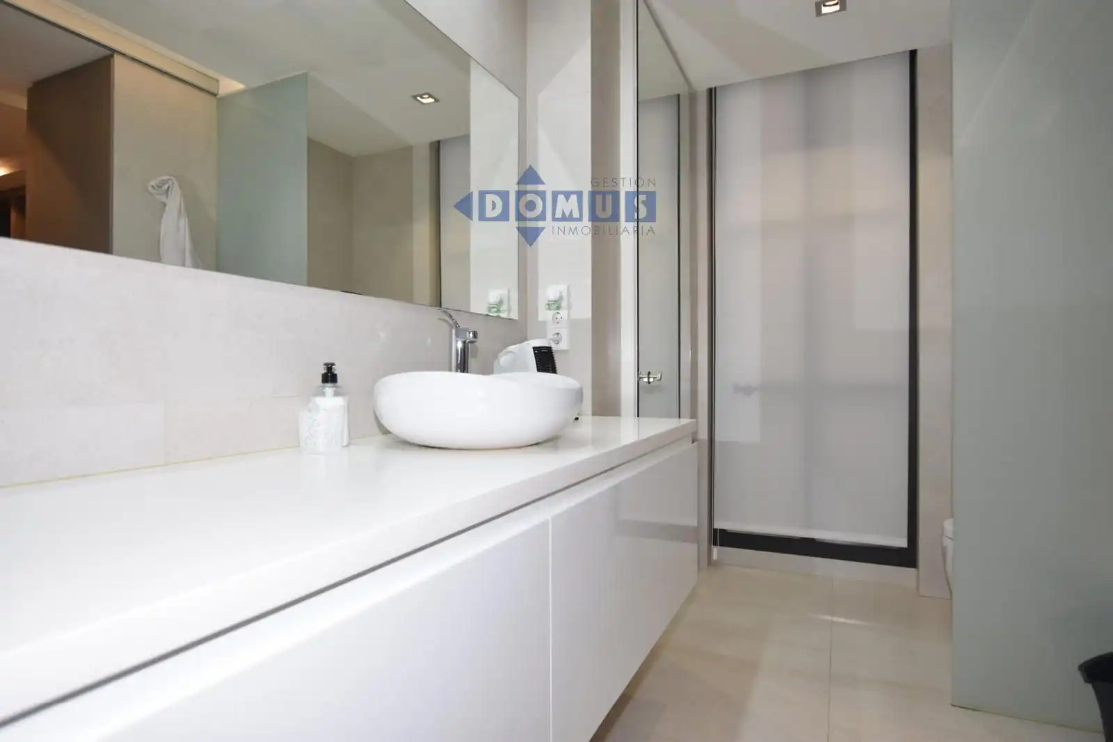 Baño de Piso en venta en Ronda con Aire acondicionado, Calefacción y Amueblado