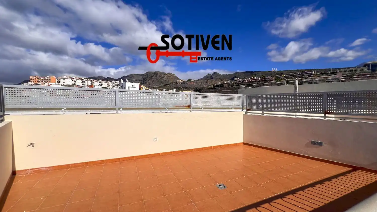 Vista exterior de Apartamento en venta en Santiago del Teide con Terraza, Balcón y Piscina comunitaria