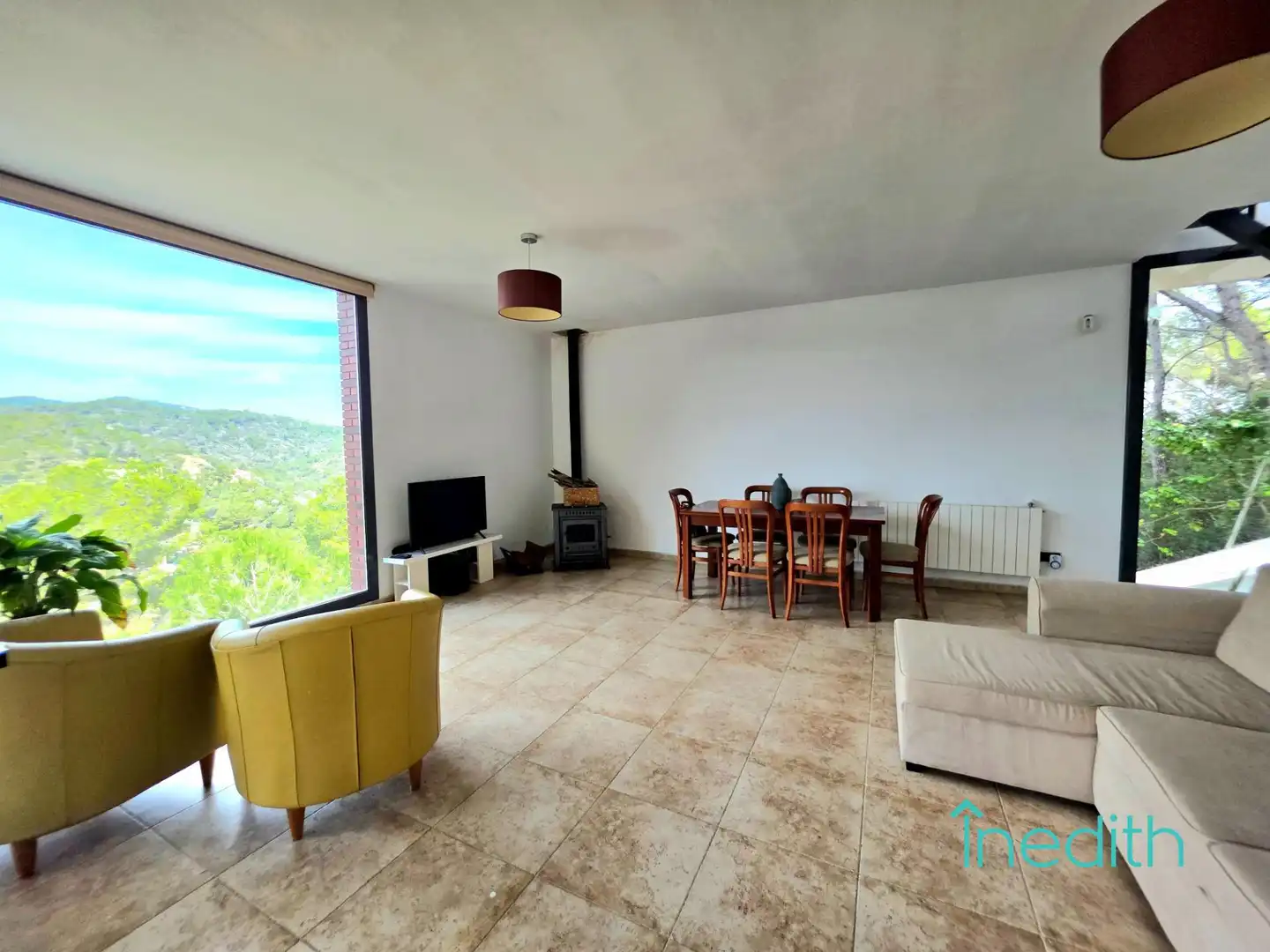 Sala d'estar de Casa o xalet en venda en Cubelles amb Calefacció, Jardí privat i Terrassa