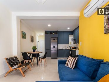 Flat with balcony to rent in L'Eixample