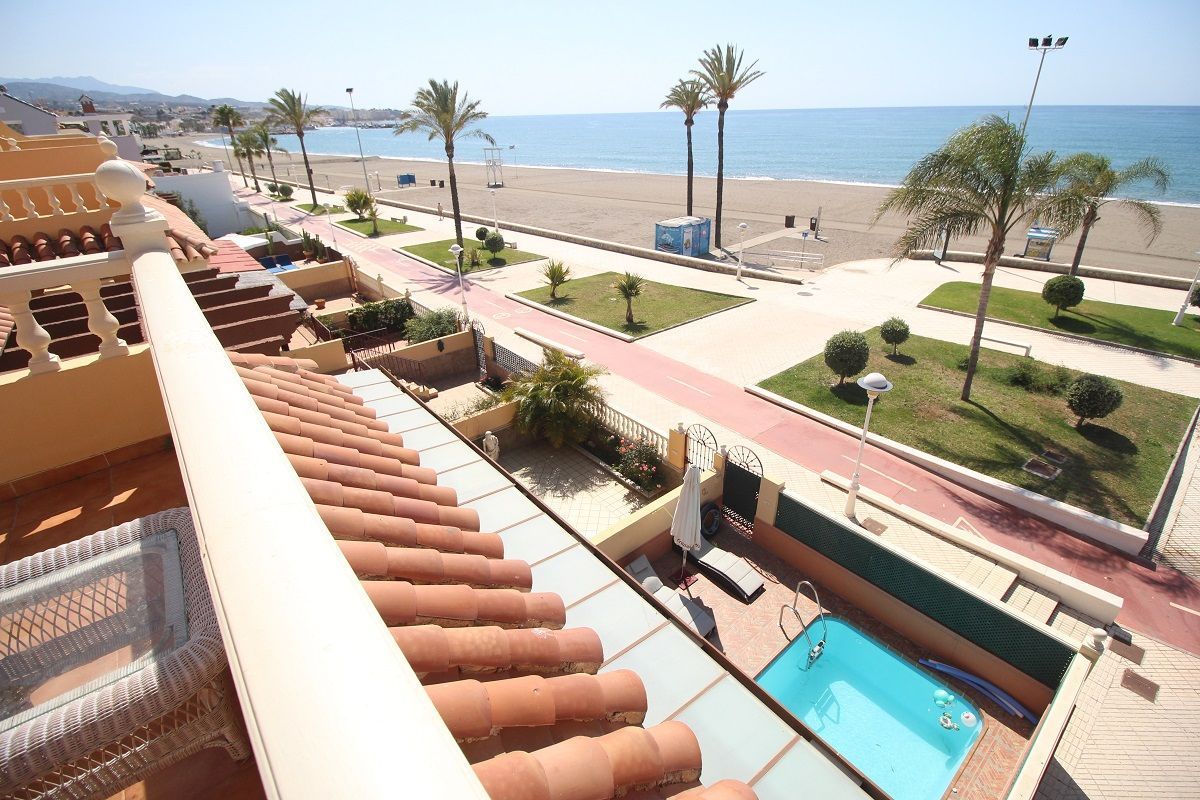 Exterior view of Single-family semi-detached for sale in Vélez-Málaga  with Air Conditioner, Heating and Private garden