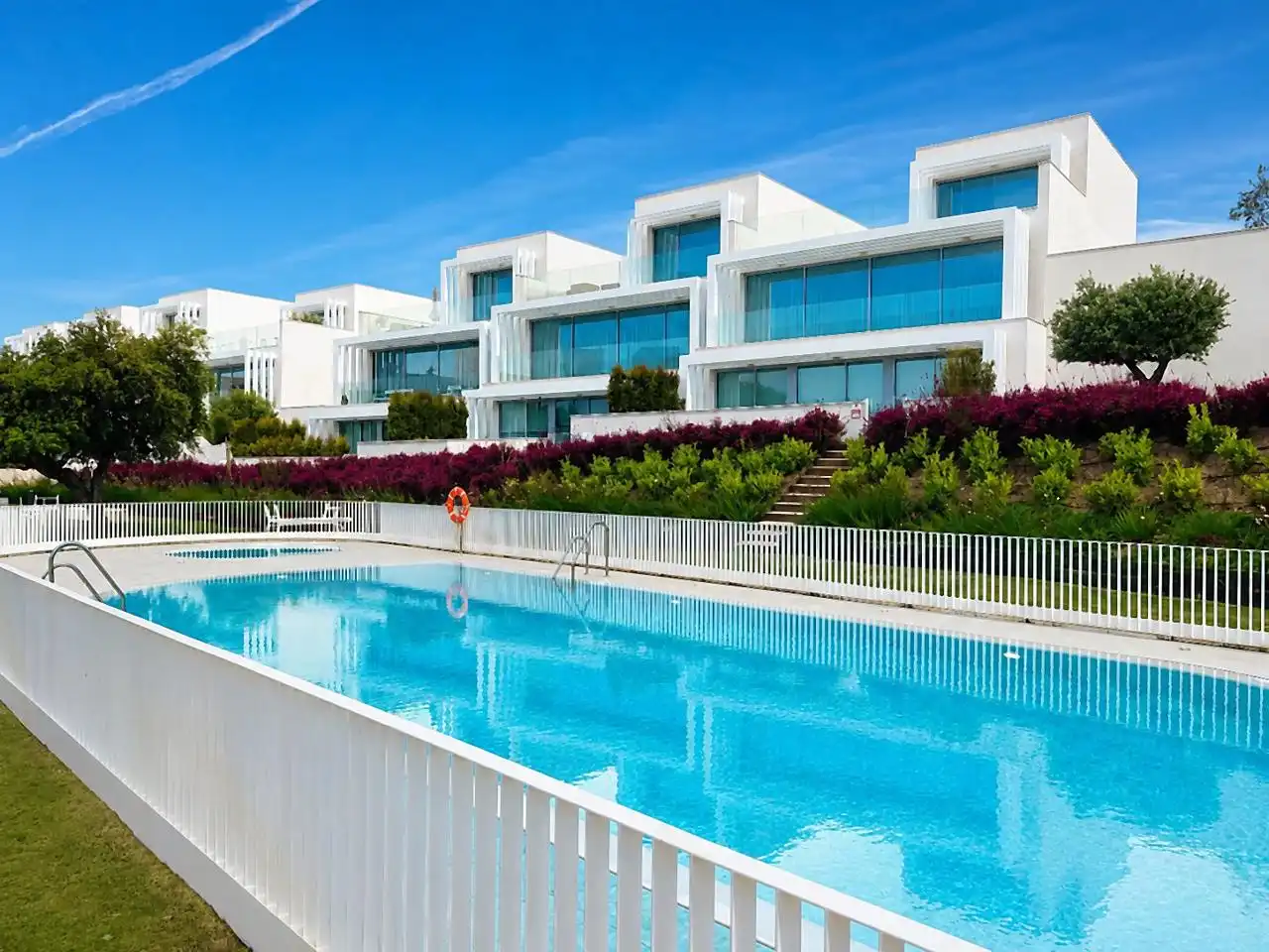 Vista exterior de Casa adosada en venda en Sotogrande amb Aire condicionat, Calefacció i Jardí privat
