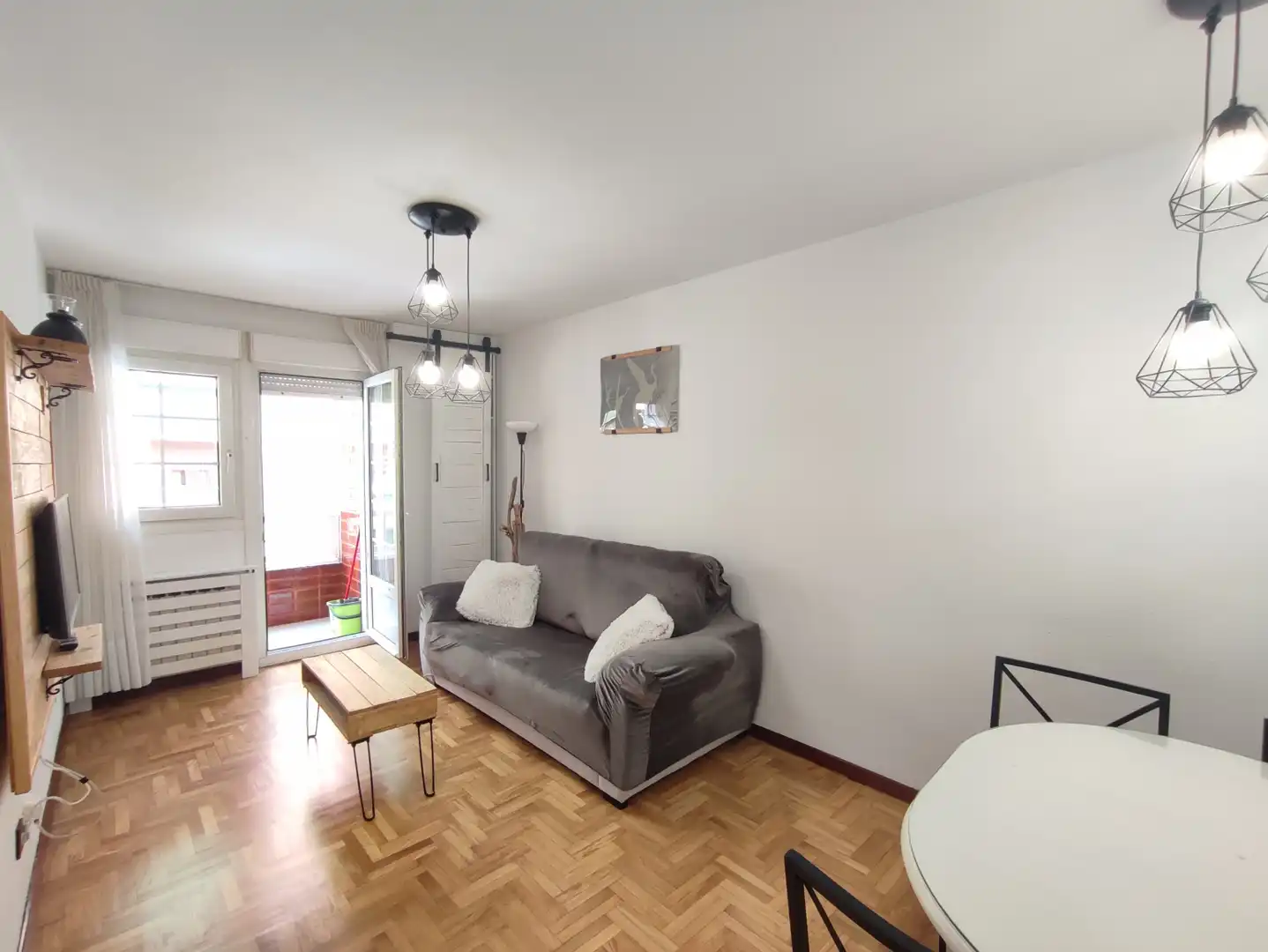 Sala d'estar de Pis de lloguer en Gijón  amb Calefacció, Parquet i Moblat