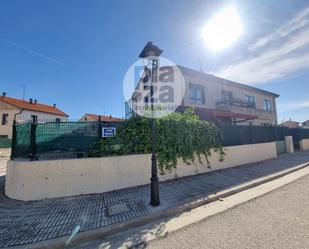 Vista exterior de Casa adosada de lloguer en Cardeñajimeno amb Calefacció, Terrassa i Moblat