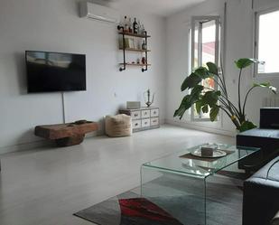 Sala d'estar de Pis de lloguer en Badalona amb Aire condicionat, Terrassa i Balcó