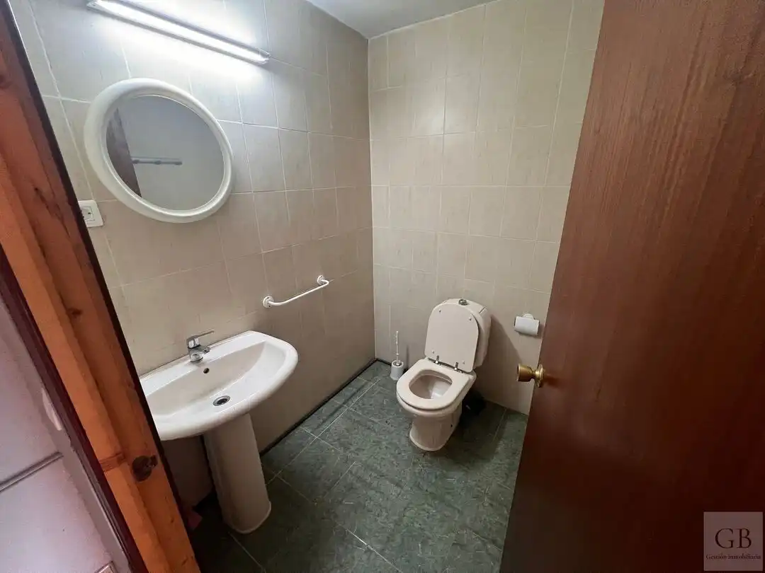 Badezimmer von Geschaftsraum zur Miete in Argés