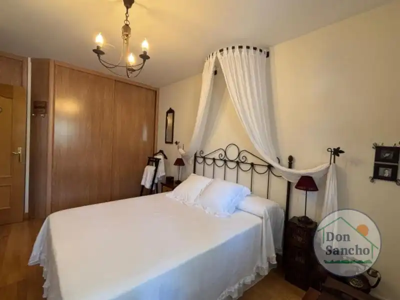 Habitación de Casa adosada en venta en Cabezón de Pisuerga con Calefacción, Jardín privado y Terraza