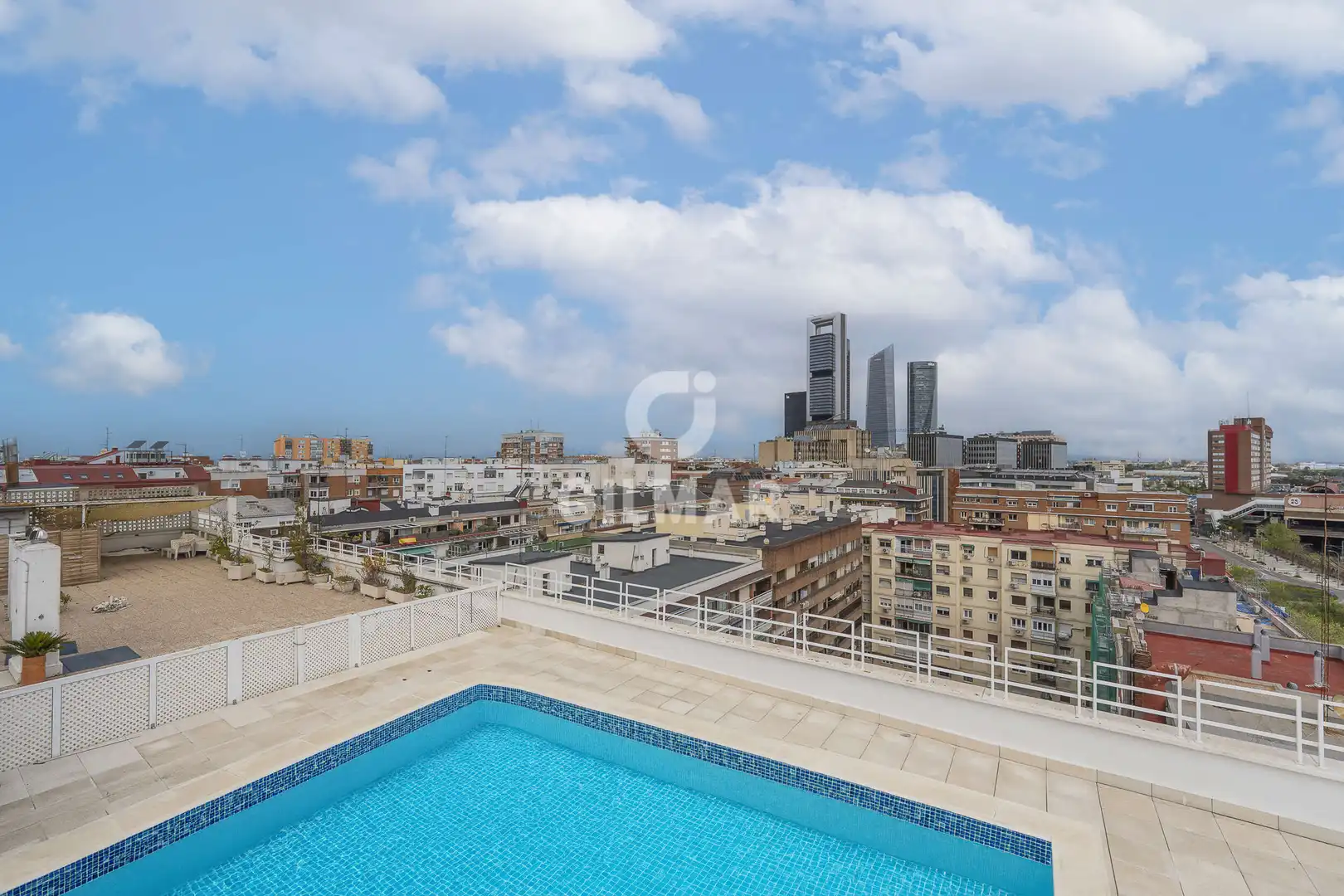 Swimming pool of Flat for sale in  Madrid Capital  with Heating, Swimming Pool and Balcony