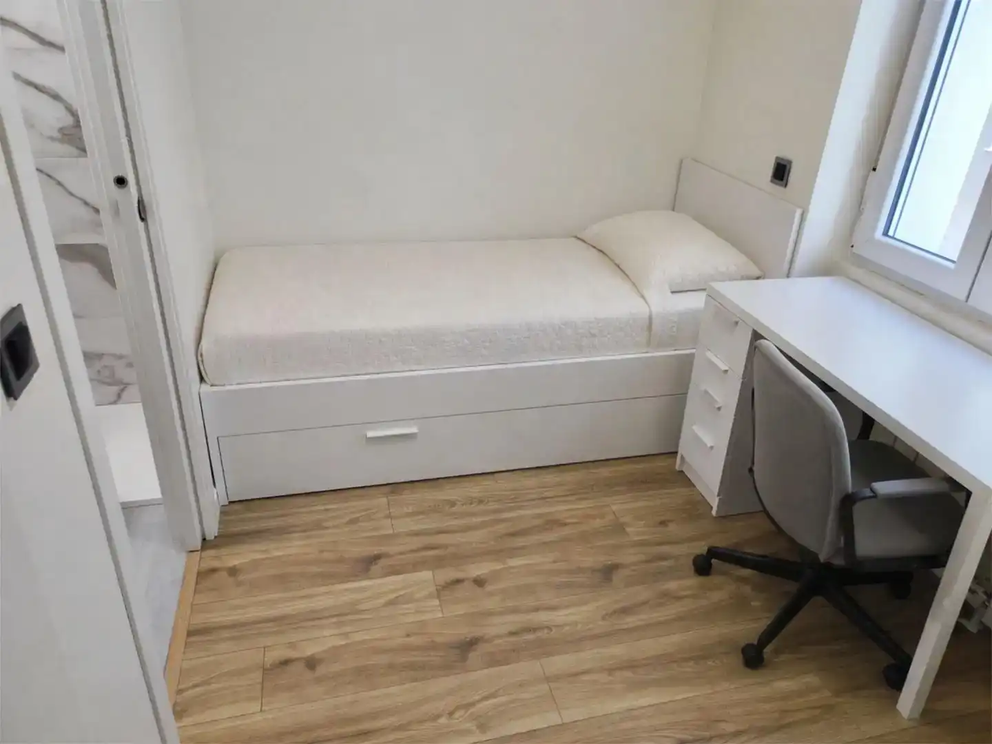 Dormitori de Apartament per a compartir en León Capital  amb Jardí privat, Parquet i Traster