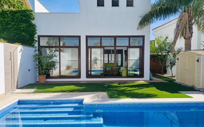 Piscina de Casa o xalet en venda en Chiclana de la Frontera amb Jardí privat, Terrassa i Traster