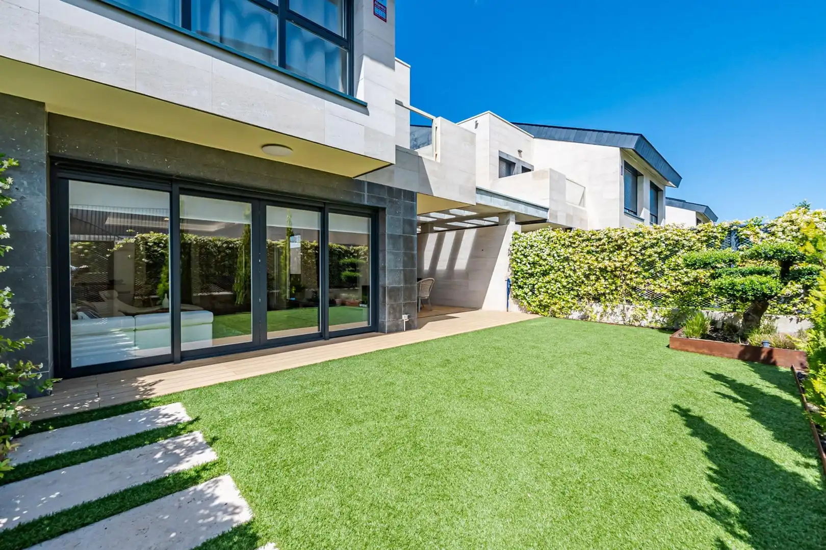 Terraza de Casa adosada en venta en Boadilla del Monte con Aire acondicionado, Calefacción y Jardín privado