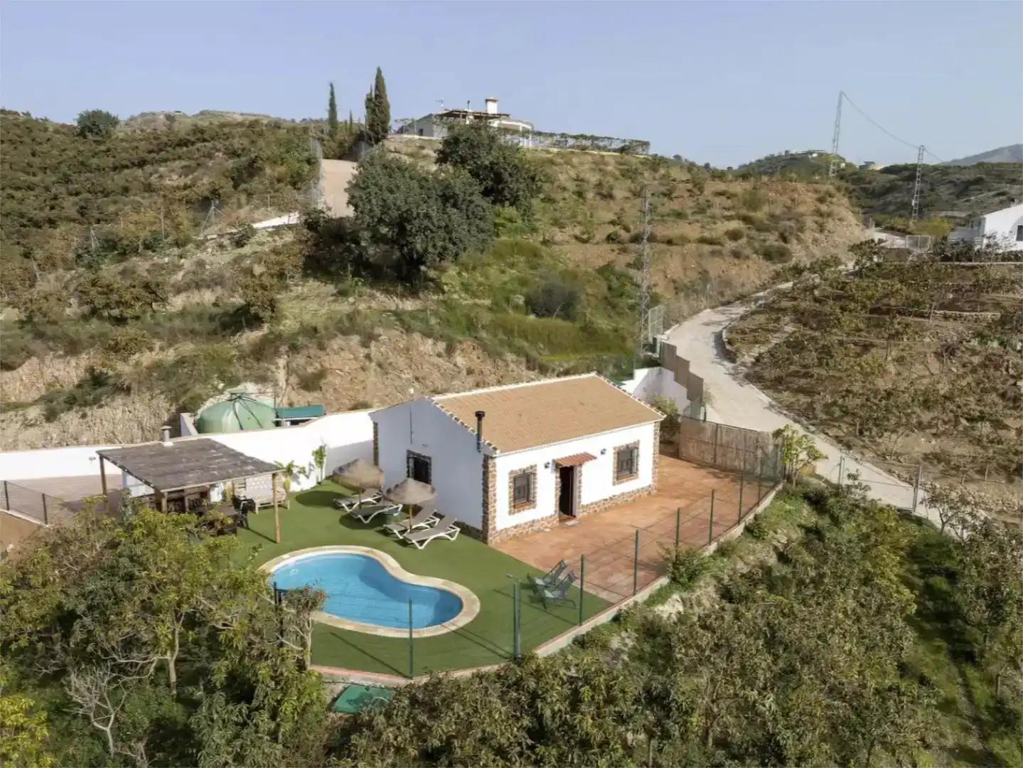 Vista exterior de Finca rústica de lloguer en Cútar amb Aire condicionat, Jardí privat i Piscina